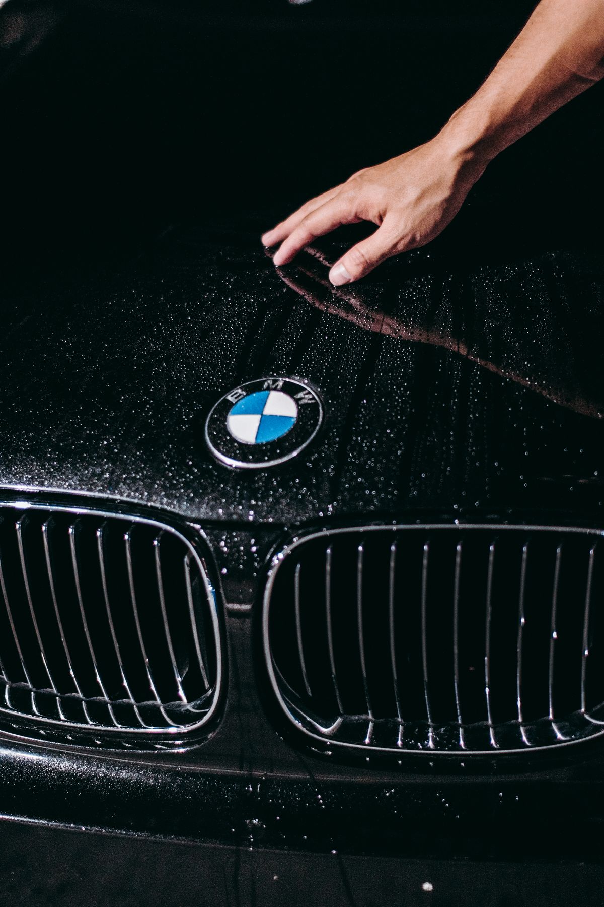 Detailer beoordeelt de staat van de lak van een wagen