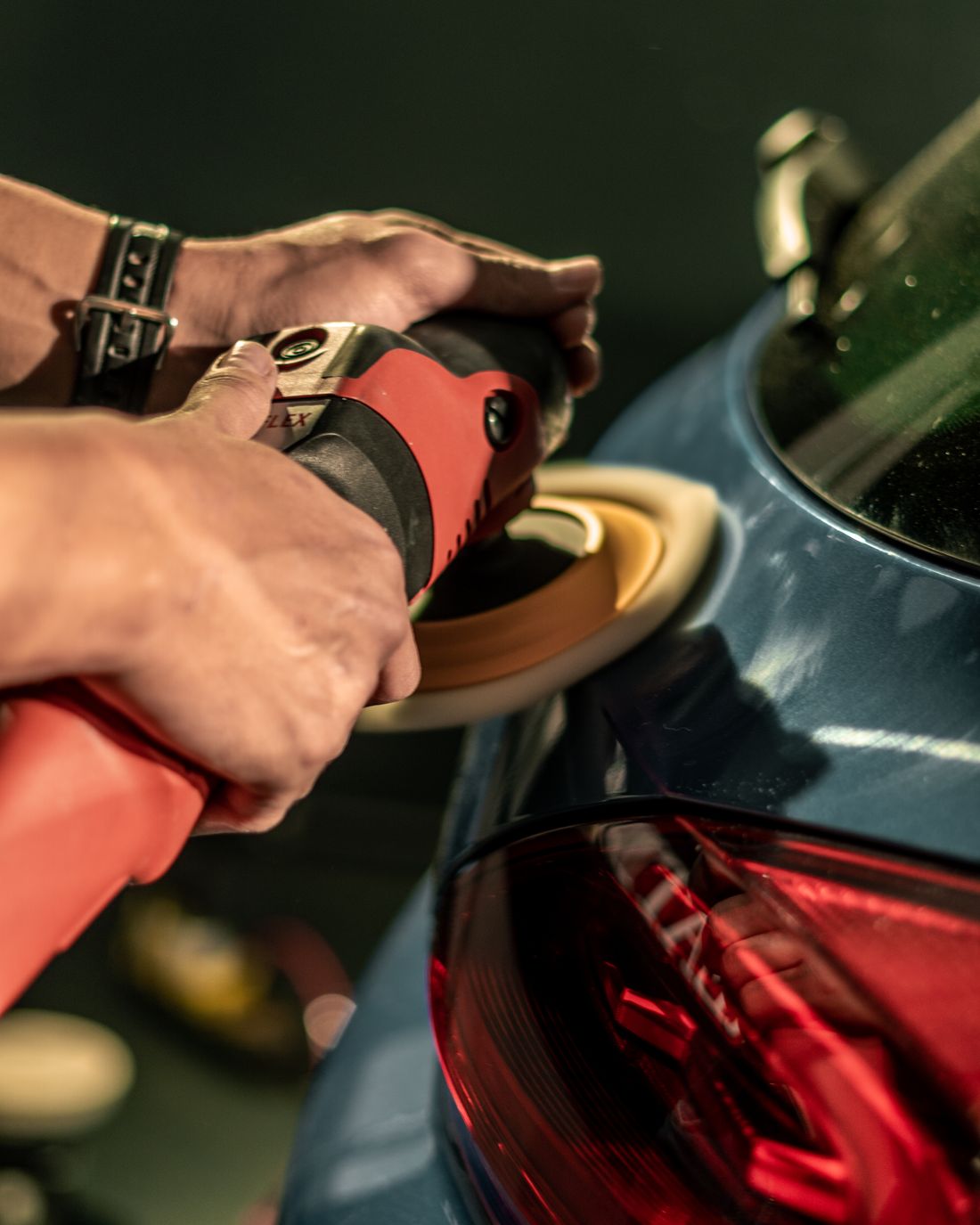 Lak van een wagen wordt machinaal gepolijst